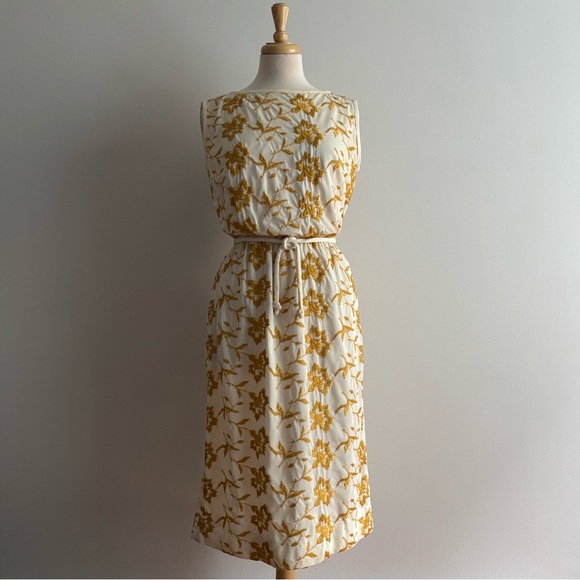 Vintage Dresses & Skirts - Vintage 1960s Golden Floral and Cream Sleeveless Dress